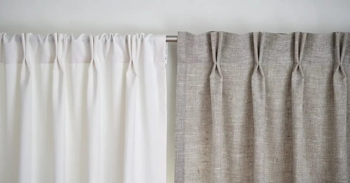 Deux fenêtres côte à côte dans un salon lumineux de Sherbrooke : à gauche, un rideau prêt-à-poser en polyester fin légèrement trop court, à droite un rideau sur mesure en lin naturel épais tombant parfaitement au sol avec un pli wave régulier, lumière naturelle dorée du matin